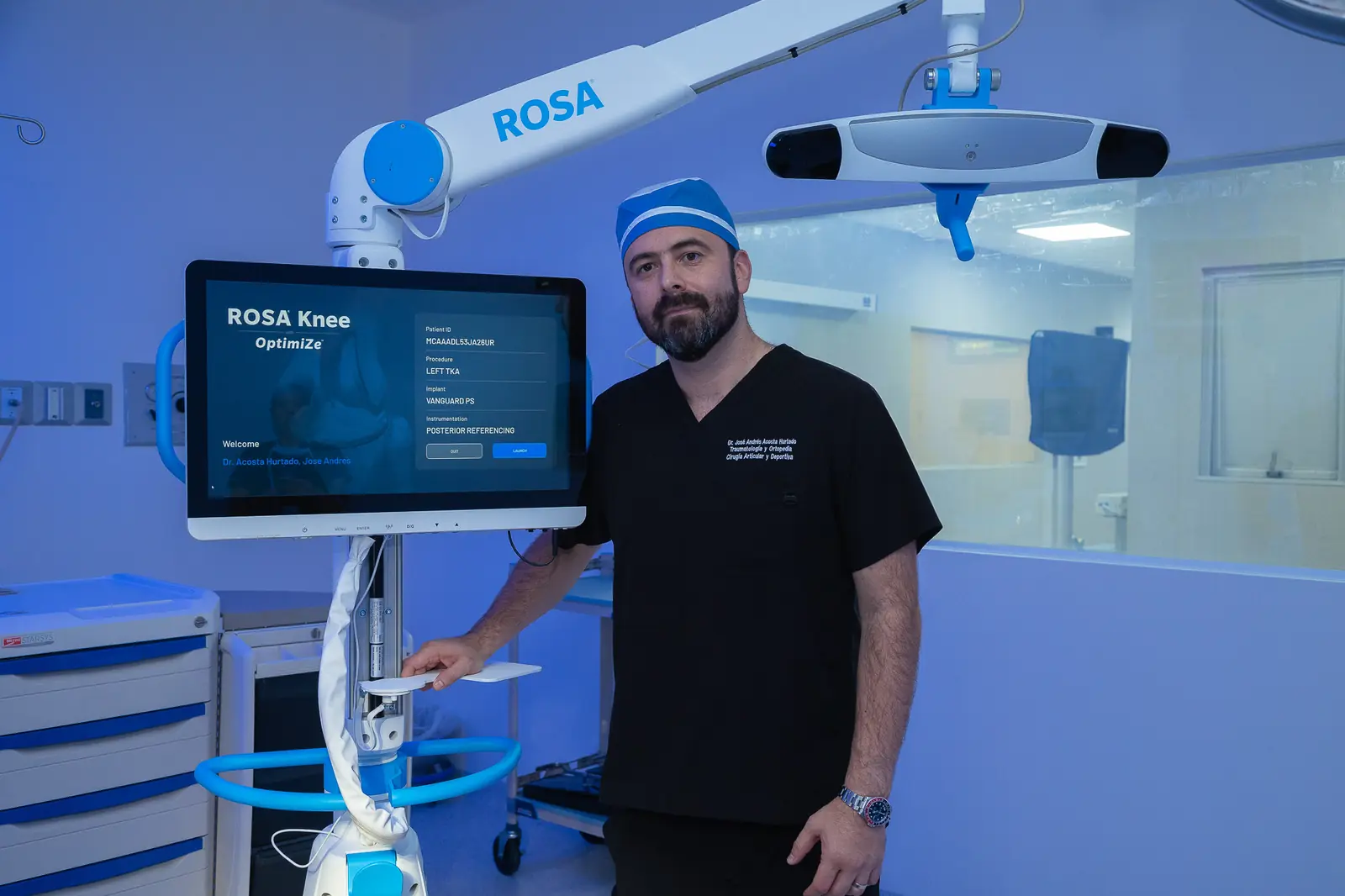 Dr. Andrés Acosta beside the ROSA Knee planning screen