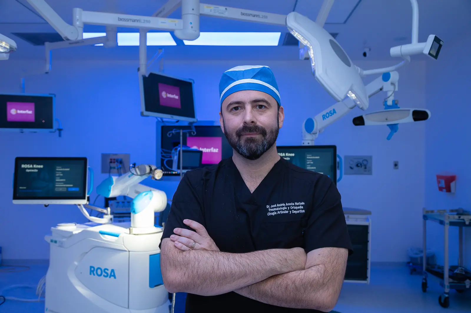 Dr. José Andrés Acosta Hurtado, knee surgeon, with the ROSA robot
