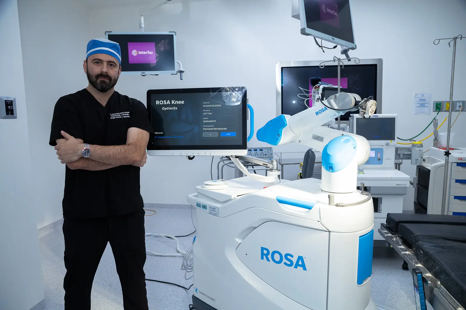 Dr. Andrés Acosta next to the ROSA robotic knee system in the operating room