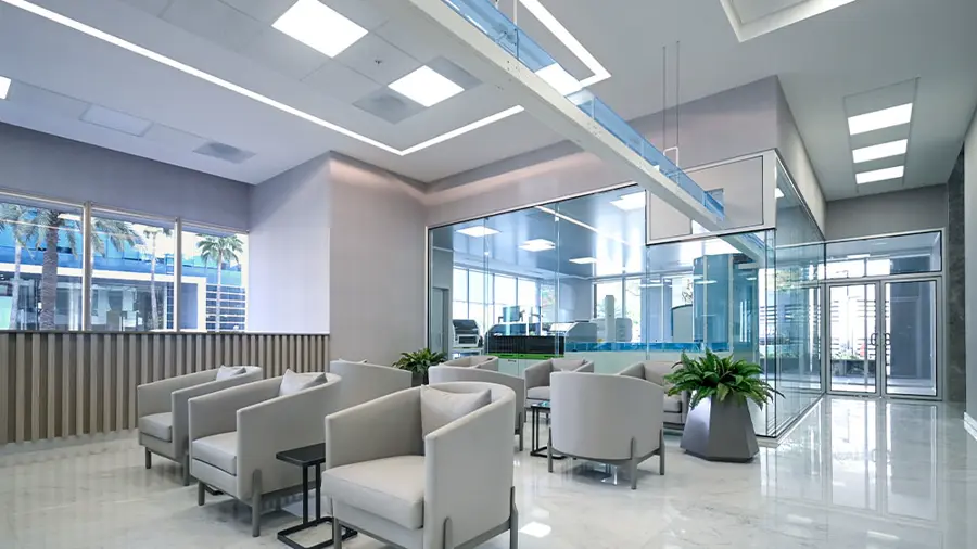 Reception and waiting area at Hospital Angeles Valle Oriente